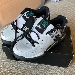 Brand new DC Mens shoe size 9.5. New but slightly faded